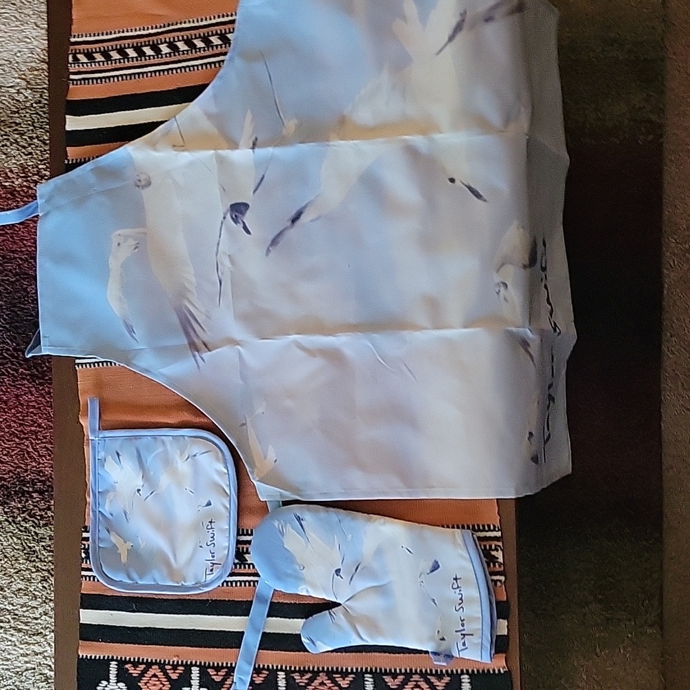 Taylor Swift 1989 era kitchen accessories set. Apron, Oven Mitt, Pot Holder